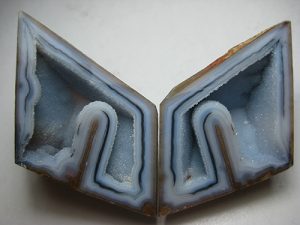 Polyhedral shape agate