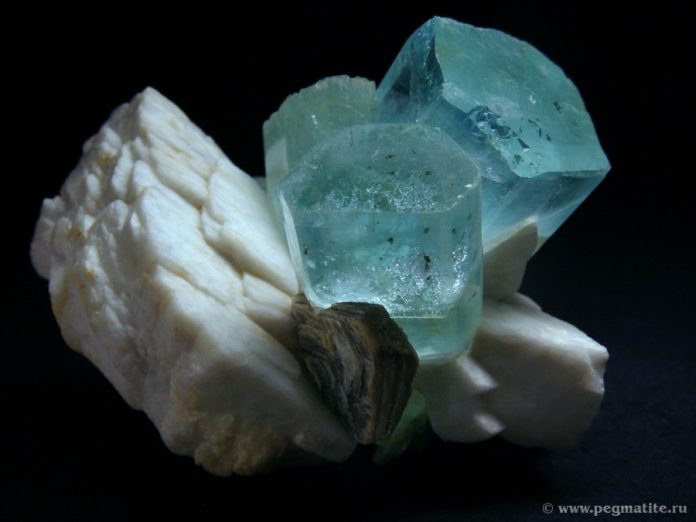 Aquamarine on albite Aquamarine on albite