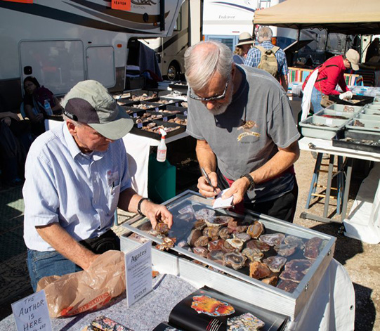 Pat McMahan and customer at Quartzsite