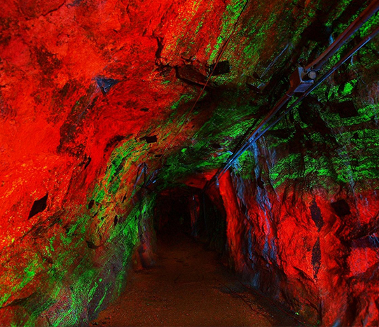 Sterling Hill Mining Museum fluorescing Sterling Hill Mining Museum fluorescing