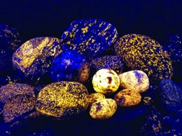 yooperlites fluorescing under UV light