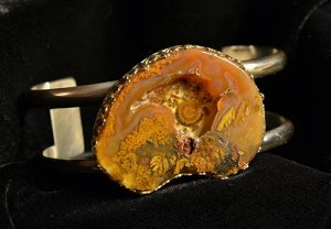 Carver geode with zeolite bracelet