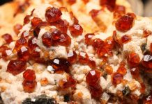how-do-gemstones-get-their-color