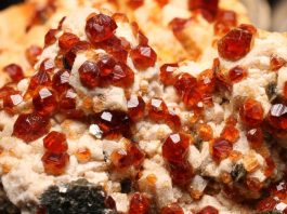 how-do-gemstones-get-their-color