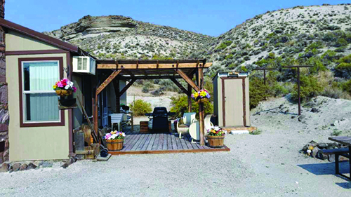 Cabin at Royal Peacock Opal Mine