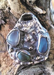 necklace cabochon made by melting silver to make jewelry