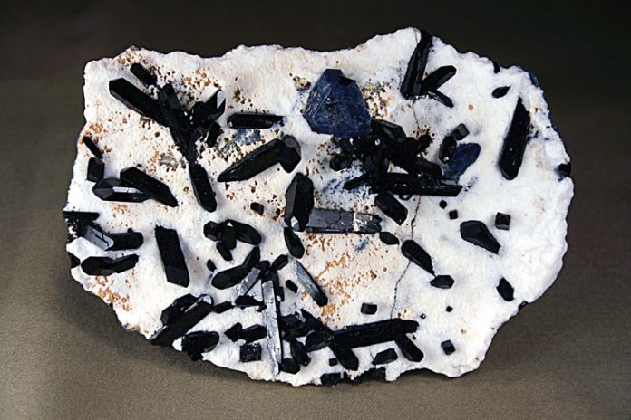 how-does-neptunite-form