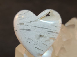 Heart-shaped Mexican lace agate cabochon.