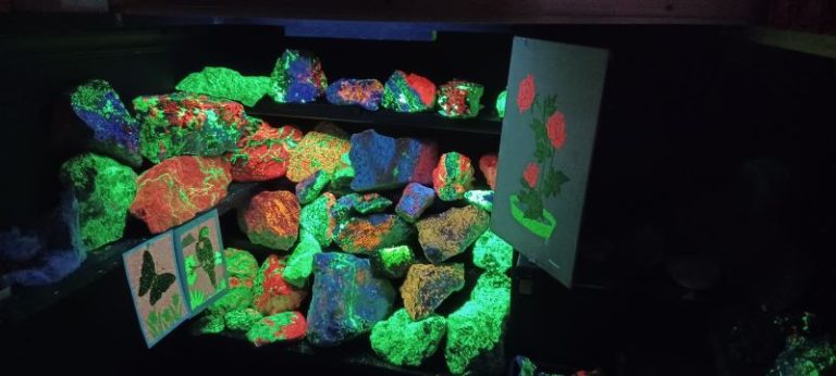 Michigan Fluorescent Rocks Fluorescent Rocks: Mining New Jersey - Rock & Gem Magazine