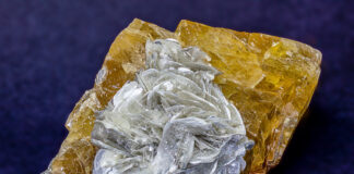 Scheelite with muscovite mica