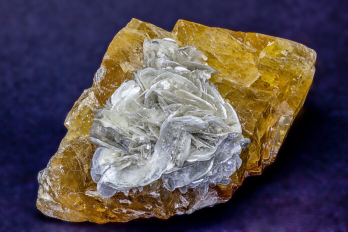 Scheelite with muscovite mica Scheelite with muscovite mica