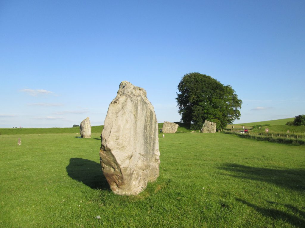 other neolithic monuments near stonehenge