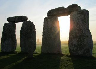 pairs stonehenge stones with the sun shining through