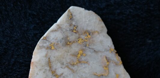 Gold-in-quartz specimen with white chalcedony and natural gold tendrils