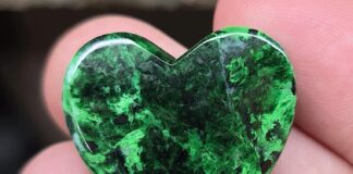 maw sit sit heart-shaped cabochon