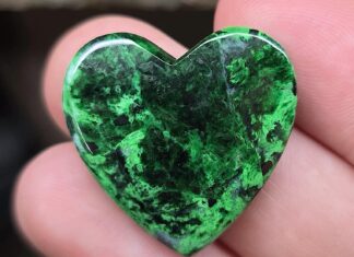 maw sit sit heart-shaped cabochon