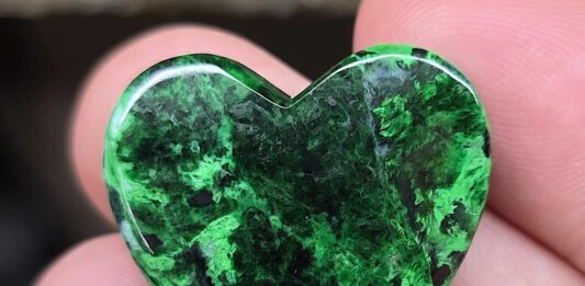 maw sit sit heart-shaped cabochon
