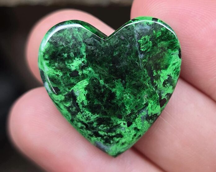 maw sit sit heart-shaped cabochon
