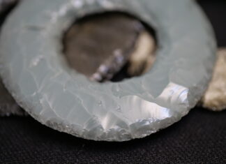 Gemstone Fractures: Cleavage, Parting & Identification obsidian with conchoidal gemstone fractures
