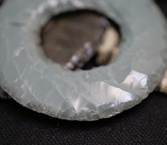 Gemstone Fractures: Cleavage, Parting & Identification obsidian with conchoidal gemstone fractures
