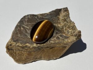 Abundant, inexpensive tiger’s eye mineral properties helps you demonstrate chatoyancy, or cat’s eye effect.